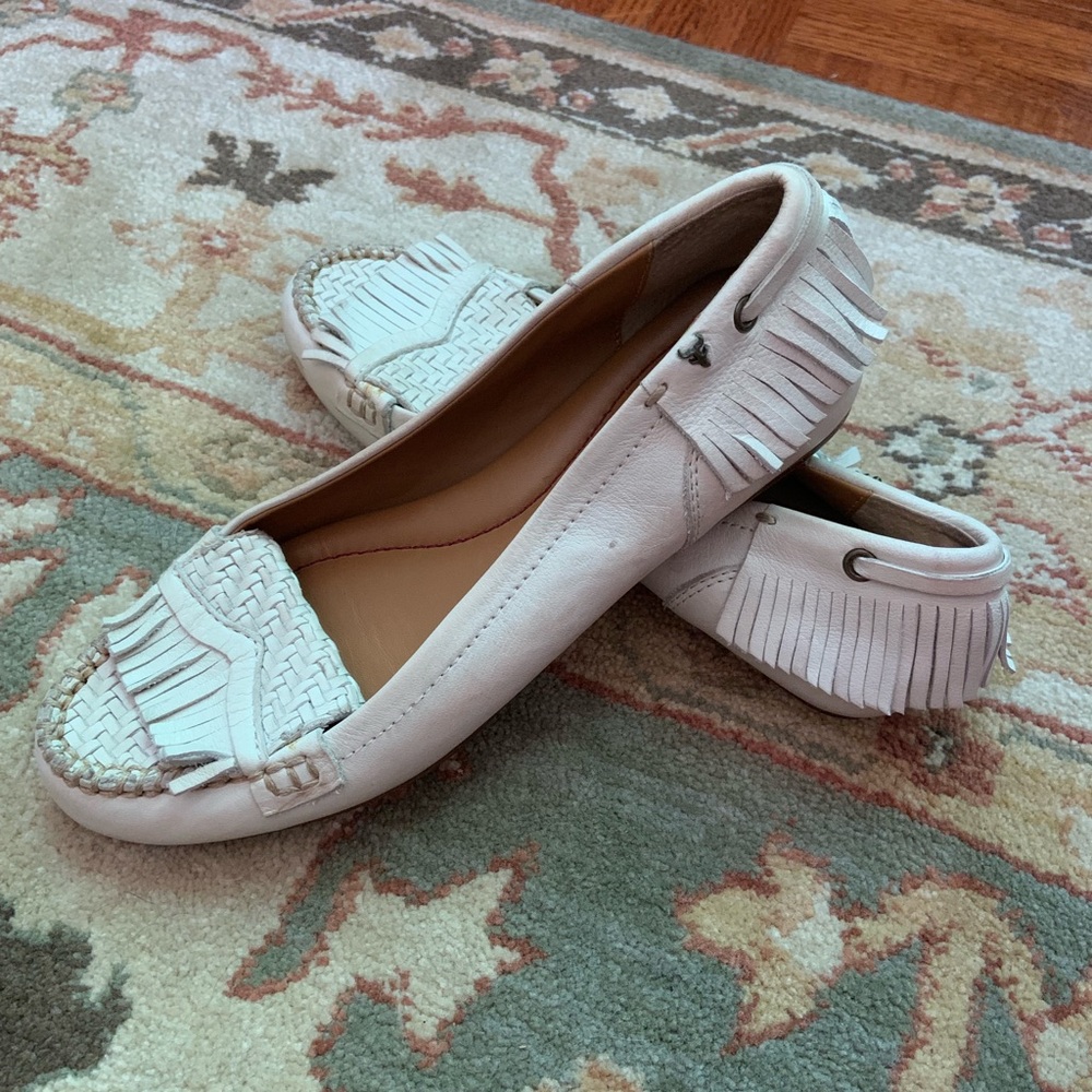 ANTHROPOLOGIE TRASK White fringe leather moccasins